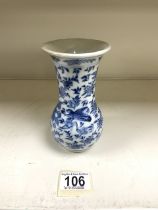 SMALL CHINESE BLUE AND WHITE VASE CHARACTER MARKS TO BASE 16CM