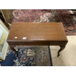 A REPRODUCTION LIFT TOP WORK TABLE ON CABRIOLE LEGS, 36X76X49 CMS.