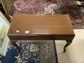 A REPRODUCTION LIFT TOP WORK TABLE ON CABRIOLE LEGS, 36X76X49 CMS.