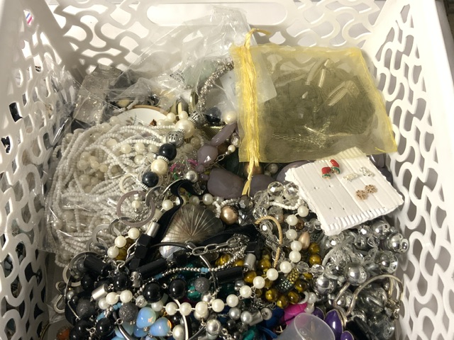 A QUANTITY OF COSTUME JEWELLERY, INCLUDES BEADS, MARCASITE EARRINGS AND MORE. - Image 2 of 5