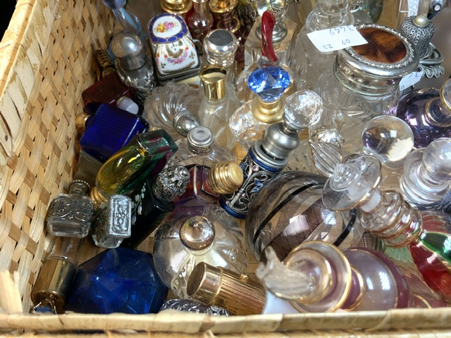 A QUANTITY OF MINIATURE AND OTHER GLASS SCENT BOTTLES. - Image 4 of 5