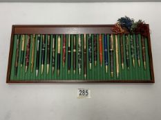 TRAY OF INTERESTING VINTAGE PROPELLING PENCILS AND BALL POINT PENS.
