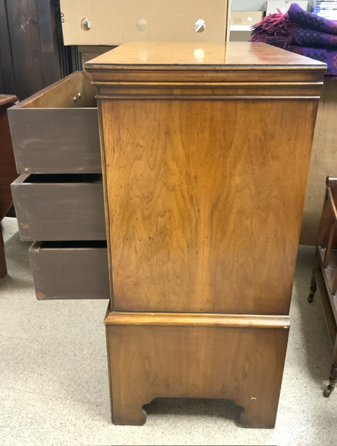 WALNUT REPRODUCTION CHEST OF FOUR DRAWERS 70 X 92CM - Image 3 of 3