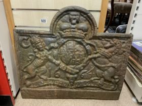 ANTIQUE CAST IRON FIREBACK SCREEN WITH CREST BEARING THE DATE 1664, 71 X 63CM