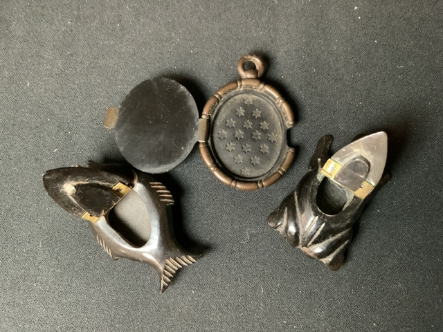 TWO HORN FISH AND FROG FORM SNUFF BOXES, VICTORIAN CARVED JET BROOCH AND LOCKET - Image 3 of 4