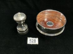 A HALLMARKED SILVER PEPPER GRINDER, LONDON, MAPPIN & WEBB AND A MODERN SILVER WINE COASTER.