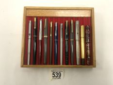 TWELVE VINTAGE FOUNTAIN PENS, SOME WITH GOLD NIBS, INCLUDING PARKER.