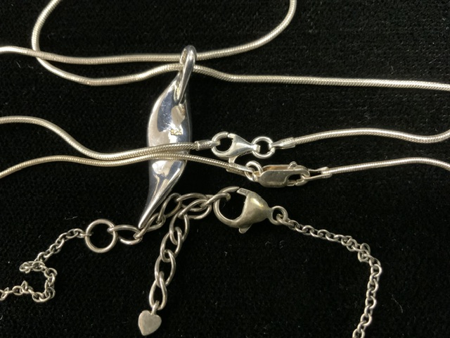 A 925 SILVER PENDANT ON SILVER CHAIN, GARNET PENDANT JEWELLERY, 3 RINGS AND OTHER JEWELLERY. - Image 6 of 6