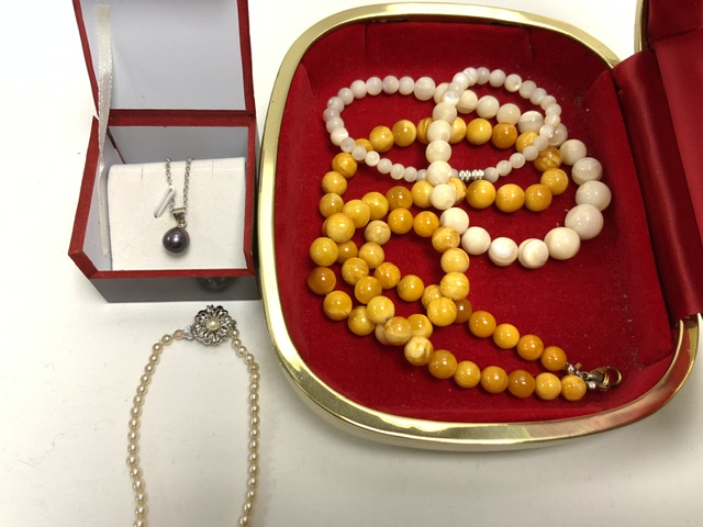 SIMULATED PEARL NECKLACES, VINTAGE COMPACT AND MORE. - Image 3 of 5