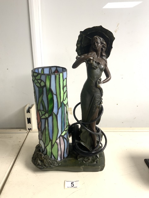 ART NOUVEAU STYLE COMPOSITION TABLE LAMP FORMED AS A WOMAN FLANKING A LEADED LIGHT PILLAR SHADE,