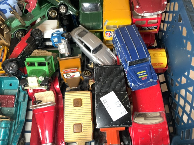 A COLLECTION OF DINKY AND CORGI MODEL TOY CARS. - Image 5 of 6