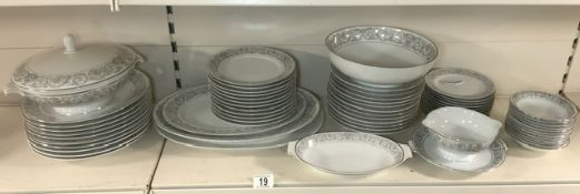 ROSENTHAL LEONARDO SCROLLS PATTERN 60-PIECE DINNER SERVICE.