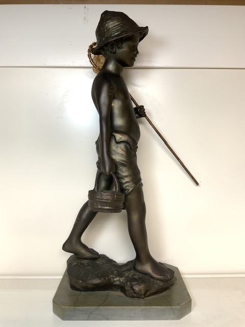 A BRONZE EFFECT COMPOSITE FIGURE OF A BOY WITH FISHING NET AND BASKET, 40 CMS. - Image 3 of 5