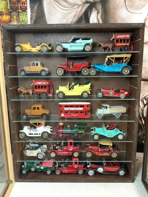 COLLECTION OF MODELS OF VINTAGE CARS AND TRANSPORT VEHICLES IN DISPLAY CABINETS. - Image 2 of 6