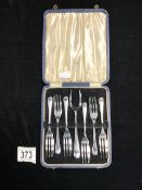 A CASED SET OF SIX HALLMARKED SILVER PASTRY FORKS AND MATCHING SERVING FORK, SHEFFIELD 1937, EMILE