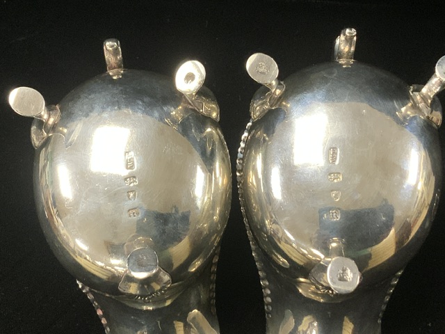 A PAIR OF GEORGE III HALLMARKED SILVER SAUCEBOATS WITH GADROONED RIMS AND SCROLL HANDLES ON HOOF - Image 4 of 4