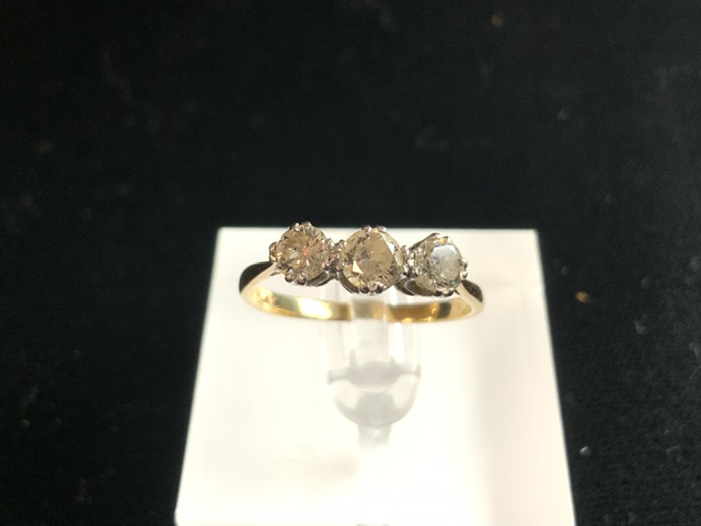 18CT GOLD THREE STONE DIAMOND DRESS RING, SET IN PLATINUM, 2,7 GMS.