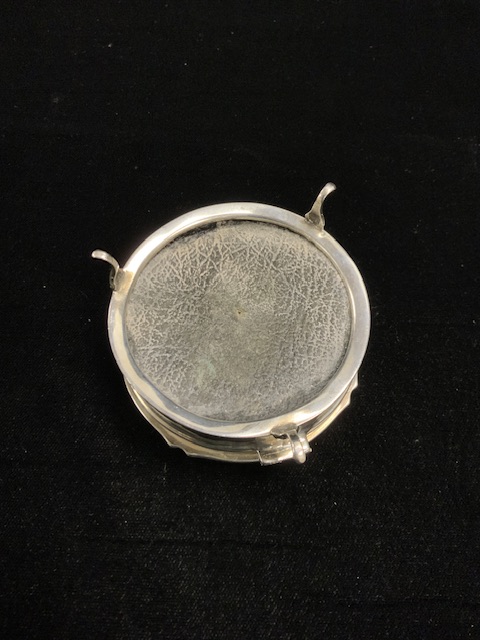 A HALLMARKED SILVER CIRCULAR RING BOX WITH ENGINE TURNED TOP AND PIE-CRUST EDGE, BIRMINGHAM 1926, - Image 4 of 5