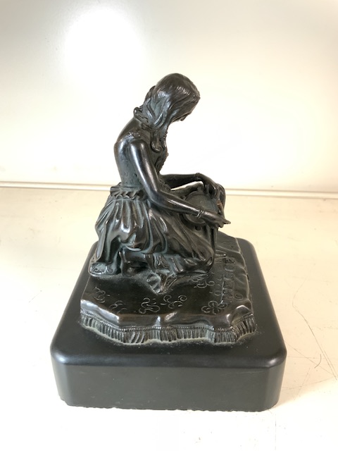 BRONZE KNEELING LADY ON MARBLE BASE 16CM - Image 2 of 5