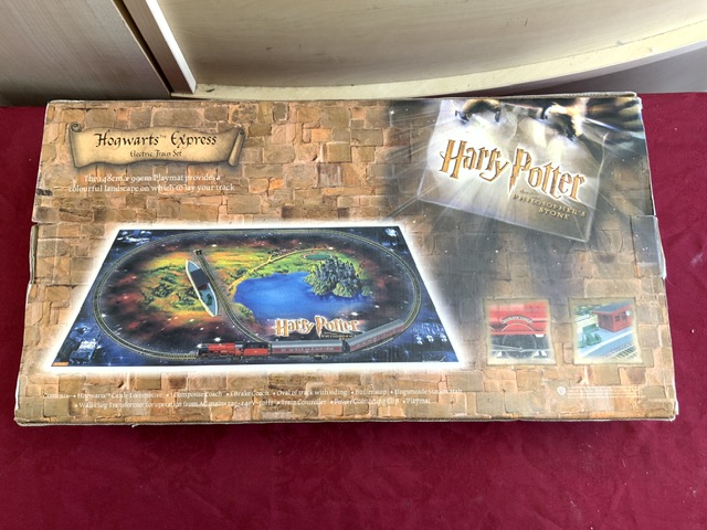 HARRY POTTER AND THE PHILOSOPHER'S STONE HOGWARTS EXPRESS ELECTRIC TRAIN SET - Image 2 of 4