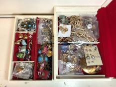 QUANTITY OF VINTAGE COSTUME JEWELLERY IN BOX