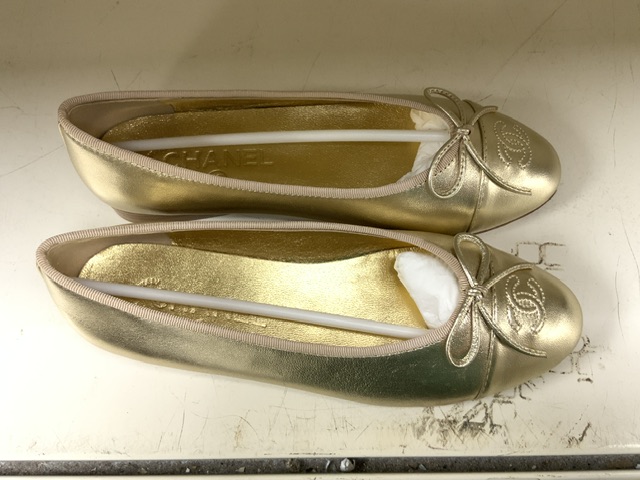 ORIGINAL PAIR OF CHANEL SHOES 37C BALLERINA FLATS WITH BOX AND PAPERWORK - Image 3 of 5