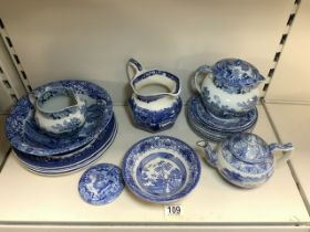 QUANTITY OF BLUE AND WHITE TRANSFER WARE INCLUDING WILLOW PATTERN, WEDGWOOD AND COPELAND SPODE