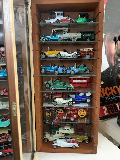 COLLECTION OF MODELS OF VINTAGE CARS AND TRANSPORT VEHICLES IN DISPLAY CABINETS. - Image 3 of 6