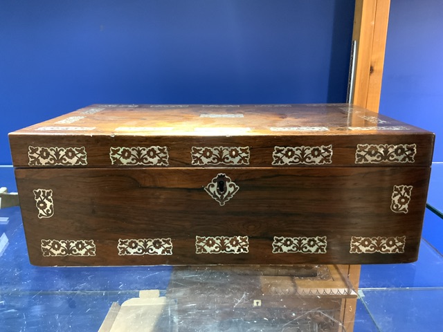 LARGE ROSEWOOD BOX DECORATED WITH MOTHER OF PEARL 40 X 25CM - Image 2 of 4