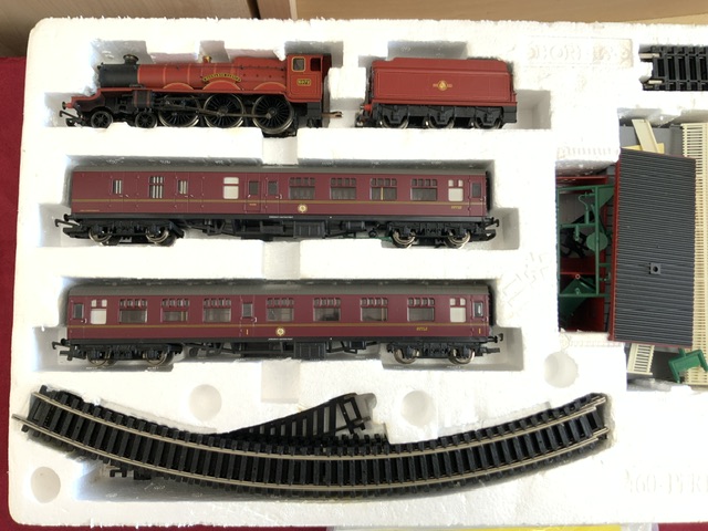 HARRY POTTER AND THE PHILOSOPHER'S STONE HOGWARTS EXPRESS ELECTRIC TRAIN SET - Image 4 of 4