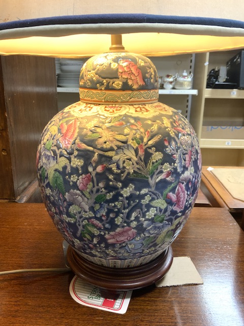 CHINESE CERAMIC AND ENAMEL TABLE LAMP WITH SHADE 71CM - Image 2 of 5