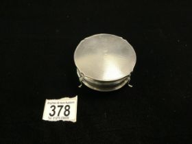 A HALLMARKED SILVER CIRCULAR RING BOX WITH ENGINE TURNED TOP AND PIE-CRUST EDGE, BIRMINGHAM 1926,