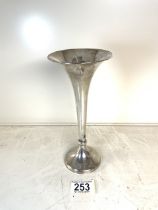 A HALLMARKED SILVER TRUMPET VASE, BIRMINGHAM 1907. (WEIGHTED BASE).