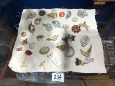 QUANTITY OF VINTAGE BROOCHES