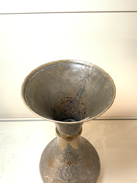 A BRASS AND SILVER OVERLAY CAIRO WARE VASE, 31 CMS. - Image 5 of 6