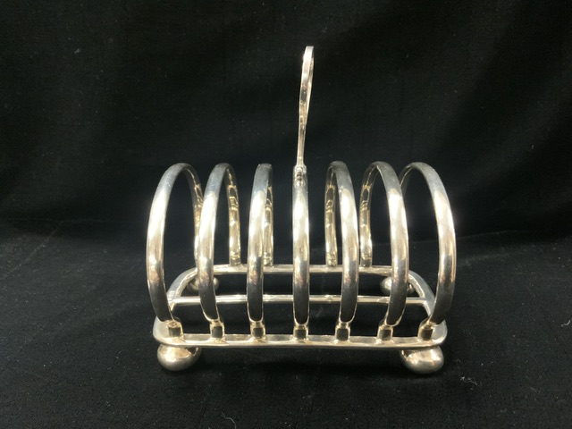 HALLMARKED SILVER SIX DIVISON TOAST RACK ON BUN FEET BY WALKER AND HALL 378 GRAMS 13.5CM - Image 3 of 4
