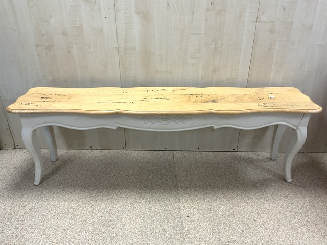 WOODEN SHABBY CHIC BENCH 152 X 32 X 49CM - Image 2 of 3