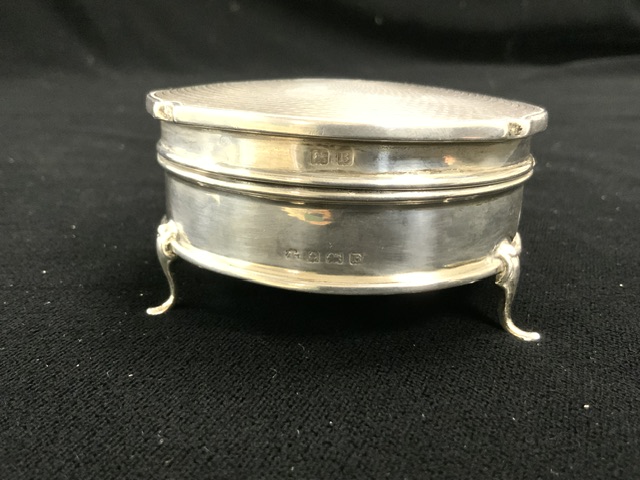 A HALLMARKED SILVER CIRCULAR RING BOX WITH ENGINE TURNED TOP AND PIE-CRUST EDGE, BIRMINGHAM 1926, - Image 5 of 5
