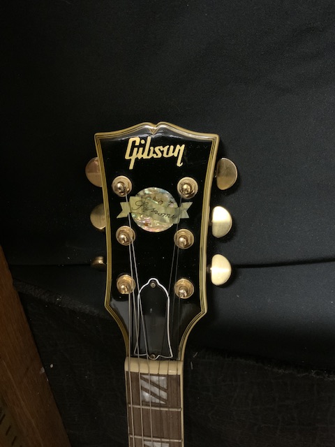 COPY OF GIBSON LES PAUL SUPREME ELECTRIC GUITAR ( VINTAGE ) 90725467 (MADE IN USA) WITH LINED HARD - Image 3 of 6