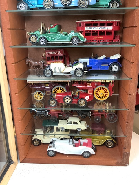 COLLECTION OF MODELS OF VINTAGE CARS AND TRANSPORT VEHICLES IN DISPLAY CABINETS. - Image 5 of 6