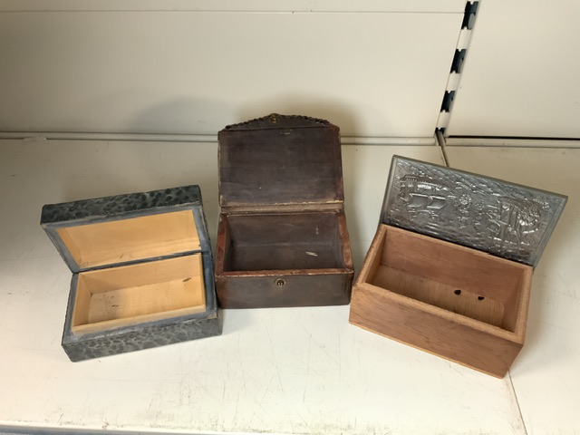 VICTORIAN WALNUT, EBONISED AND CUT BRASS MOUNTED TWO BOTTLE INKSTAND, 24 CMS AND 3 RECTANGULAR - Image 4 of 4