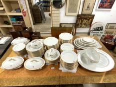 124 PIECE ROYAL WORCESTER CHINA WORKS DINNER SERVICE