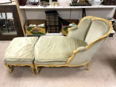FRENCH LOUIS-STYLE DAY BED/ CHAIR WITH A GILDED ORNATE WOODEN FRAME