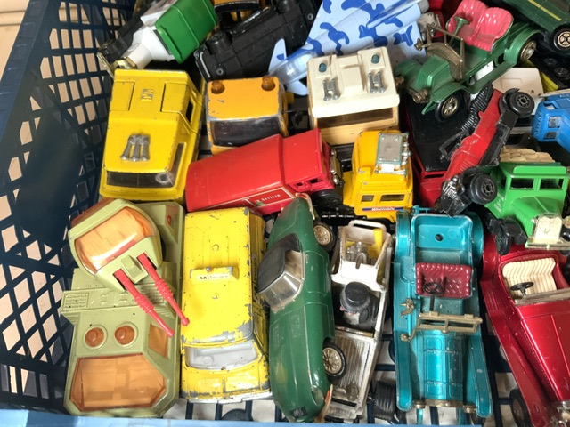 A COLLECTION OF DINKY AND CORGI MODEL TOY CARS. - Image 6 of 6