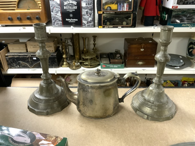 MIXED PEWTER ITEMS INCLUDES CANDLESTICKS AND MORE - Image 4 of 5