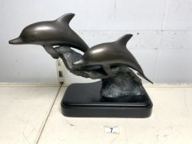 BRONZE SCULPTURE OF TWO DOLPHINS ON A BASE, 39X30 CMS.
