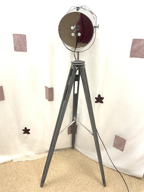 MODERN CHROME SPOTLIGHT ON WOODEN TRIPOD - Image 4 of 4