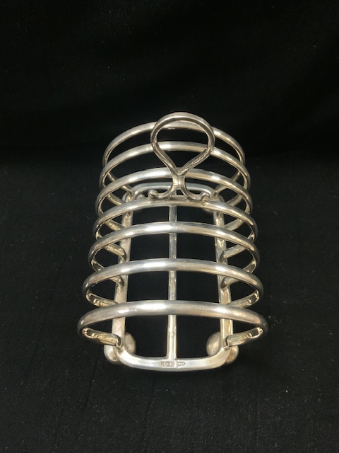 HALLMARKED SILVER SIX DIVISON TOAST RACK ON BUN FEET BY WALKER AND HALL 378 GRAMS 13.5CM - Image 2 of 4