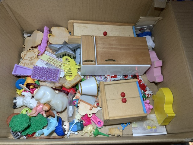 QUANTITY OF WOODEN DOLLS HOUSE FURNITURE AND MORE - Image 3 of 3