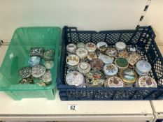 NINE WILLIAM MORRIS COLLECTION BONE CHINA TRINKET BOXES AND A COLLECTION OF COMMEMORATIVE